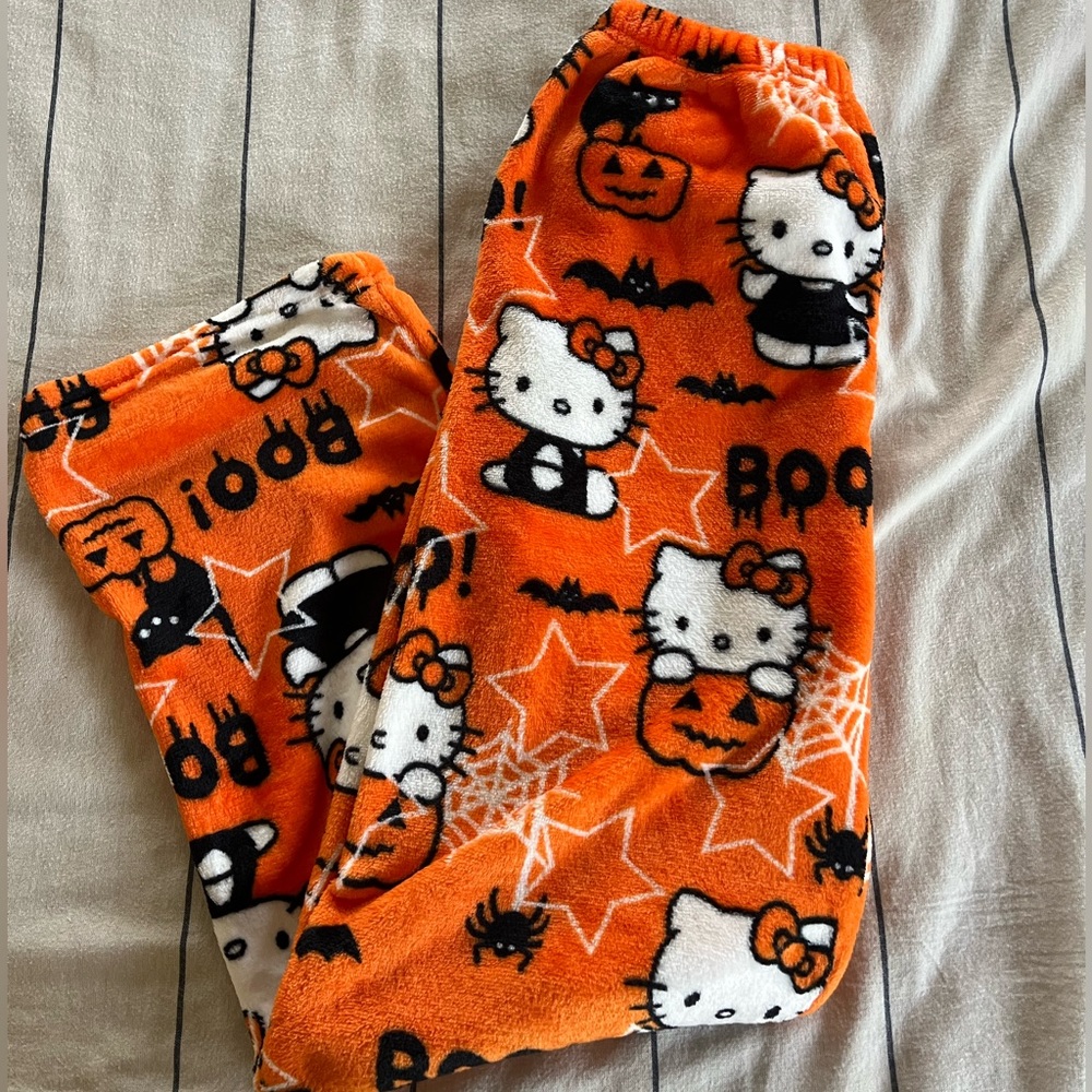 SUPER SOFT HELLO KITTY THEMED PAJAMA PANTS🧡🖤